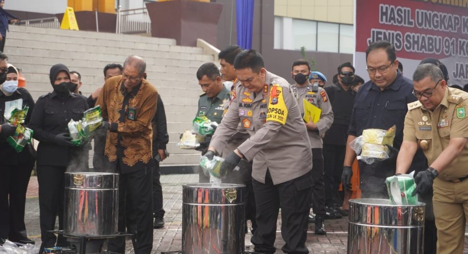Foto : Humas Polda Riau / Prosess Pemusnahan Sabu